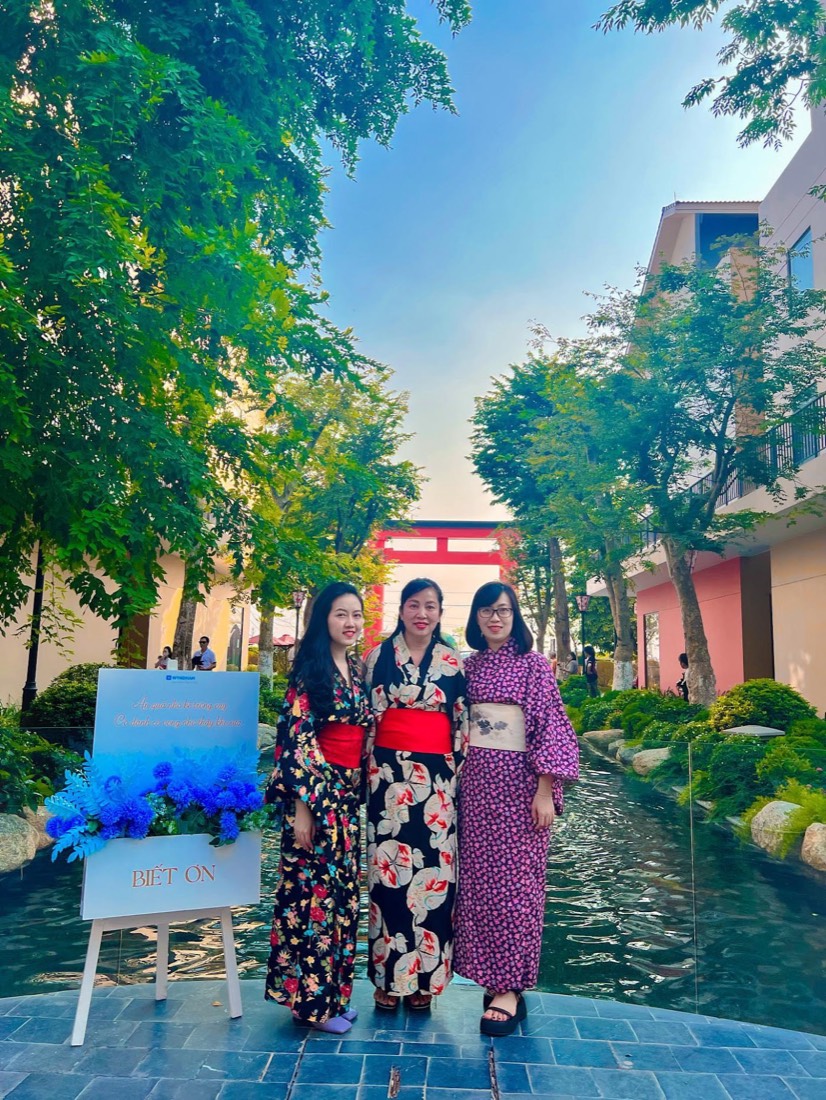Du khách mặc yukata trước cổng torii